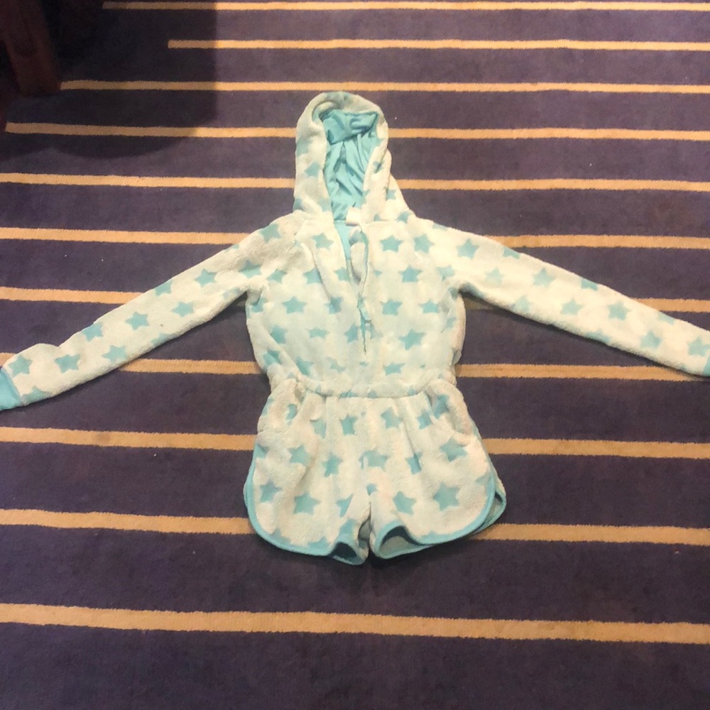 One piece sleep romper more than magic size 7 to 8 💙🩵 fairly worn